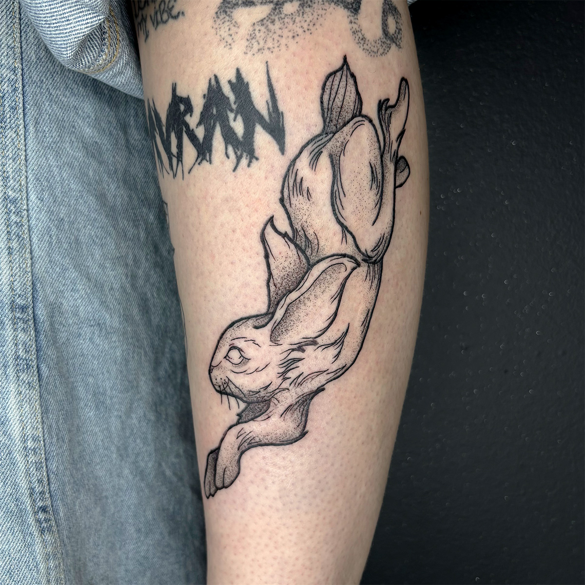 Květinové tetování na stehně v jemné lince od Polumi.ink